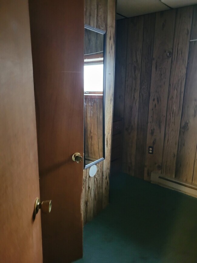 Building Photo - 30 1/2 Maple Street