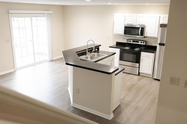 Building Photo - 5008 Stratford Pine Ln