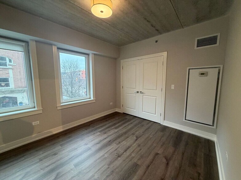 Building Photo - 952 W Carmen Ave