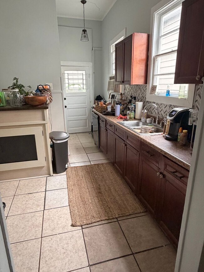 Building Photo - Spacious 1BD Shotgun, Uptown with Backyard!