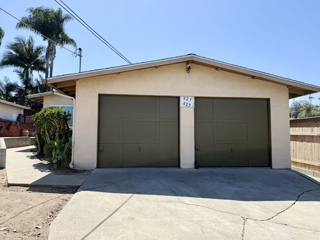 Building Photo - Single Level Duplex!
