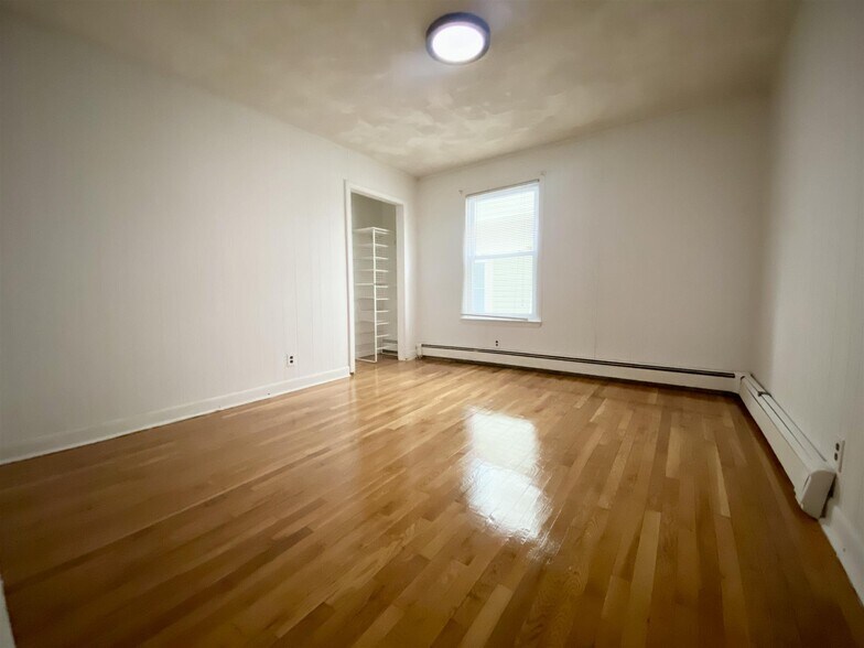 Building Photo - 65 Elm St