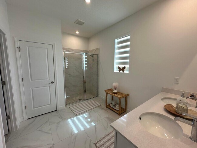 Building Photo - 10230 SW Orana Dr