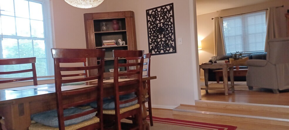 Dining room flows into living room - 705 Elsom St