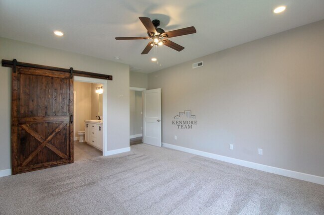 Building Photo - 9813 Chinook Dr