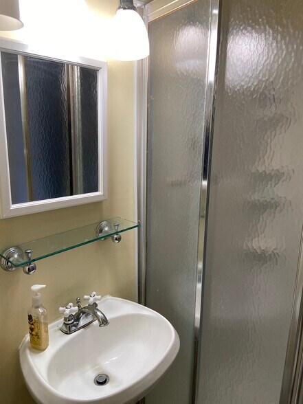 Building Photo - 715 Pine St