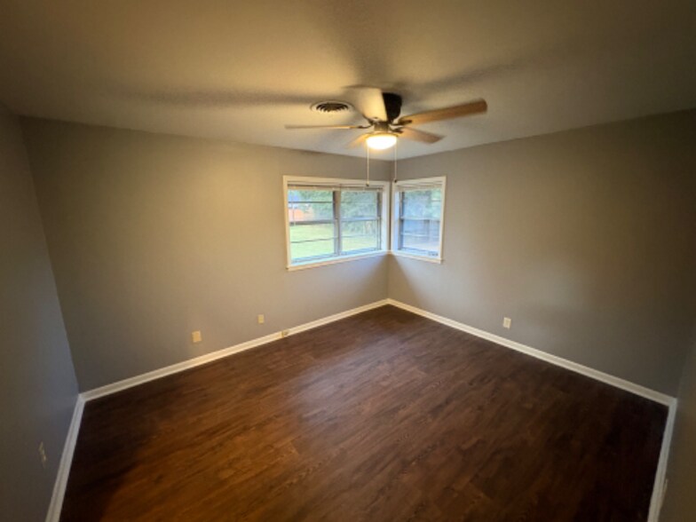 Building Photo - 122 Thomas Dr