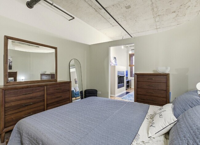 Building Photo - 6 S Laflin St