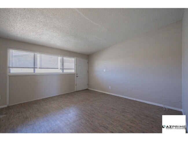 Building Photo - Lovely 2/1 Phoenix Apartment - Corner Unit with Views &amp; Vaulted Ceilings!