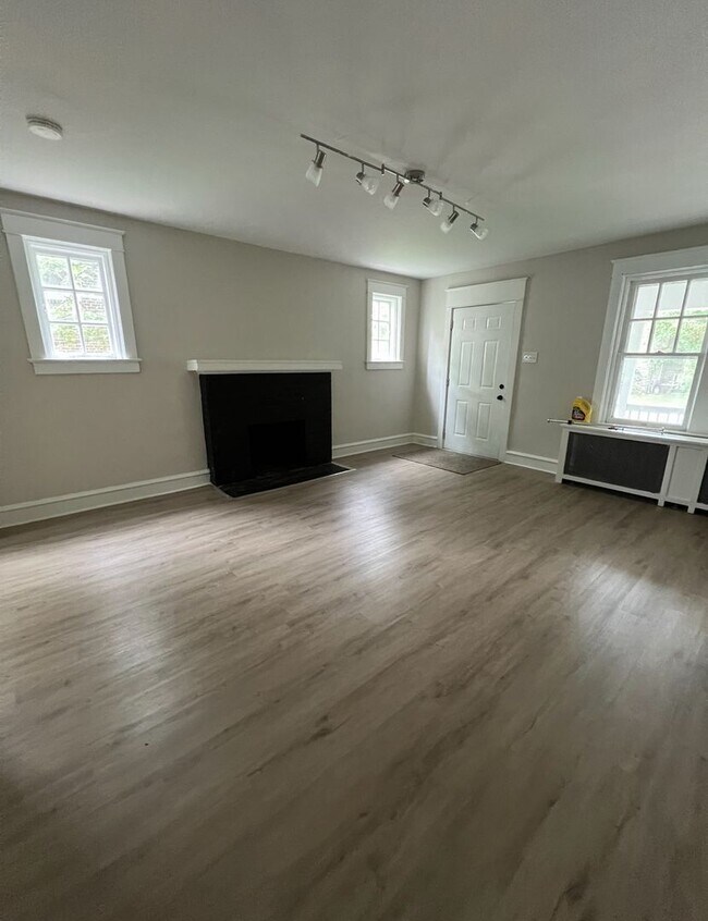 Building Photo - Renovated 3 Bedroom End Unit Available Now!