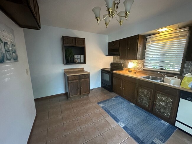 Building Photo - 3 Bedroom Home