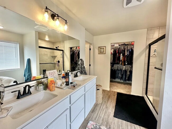 Building Photo - Beautiful 4 Bedroom/3 Bathroom Home