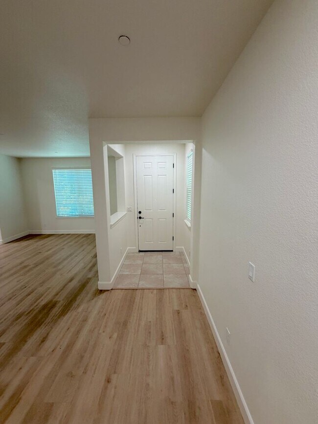 Building Photo - 4 Bedroom Garden Home in the Heart of West Roseville. Conveniently Located to Restaurants and Sho...