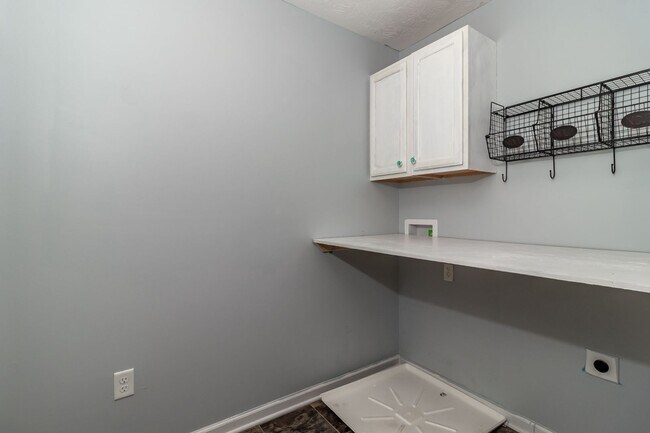 Building Photo - Large 3 bedroom (plus bonus), 2 1/2 bath home in Canterbury Farms!