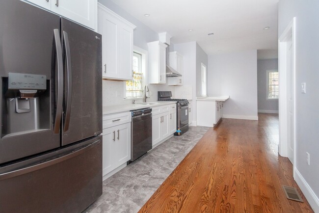 Primary Photo - 72 Buttonwood St