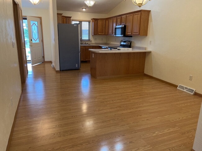 Building Photo - "Spacious 3-Bedroom Side by Side Duplex in...