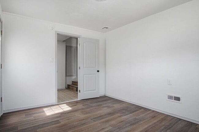 Building Photo - 549 E Ercoupe Dr