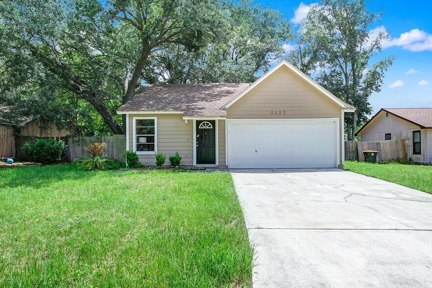 FRONT YARD 2 - 6423 Sable Woods Dr E