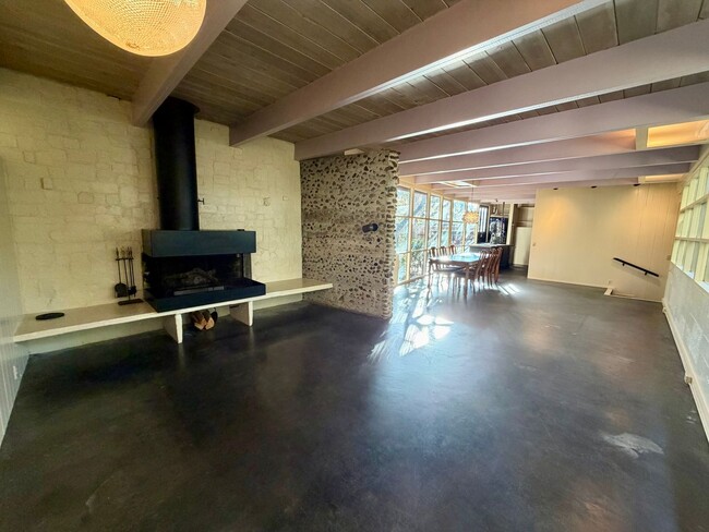 Building Photo - Unique 2 bedroom 2 bath home in Pacific Grove!