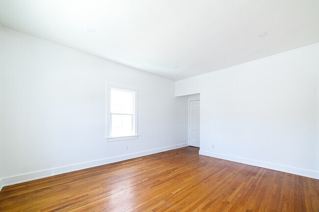 Building Photo - 246 S Sycamore Ave