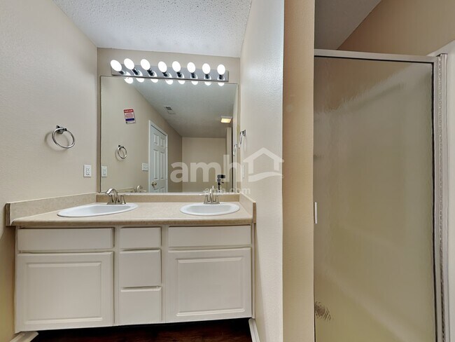 Building Photo - 1439 Round Lake Rd