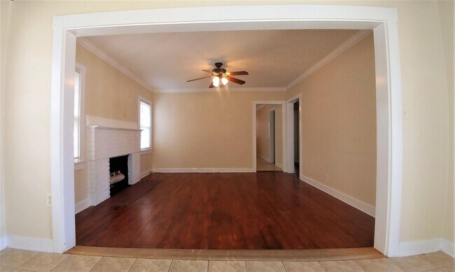 Building Photo - 415 Greenbriar Dr