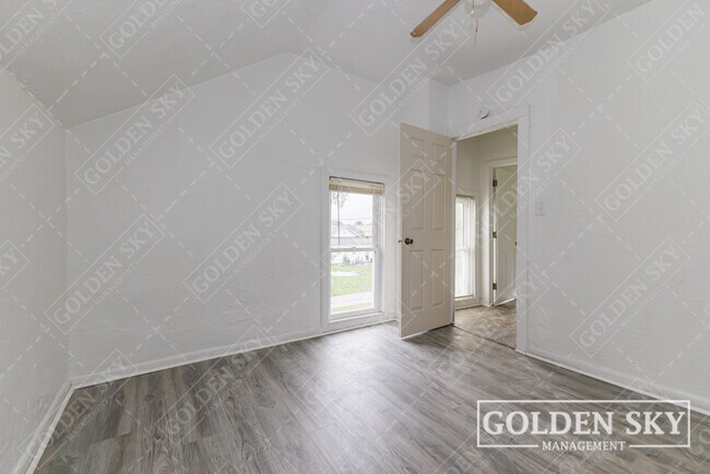 Building Photo - 717 N Mulberry St