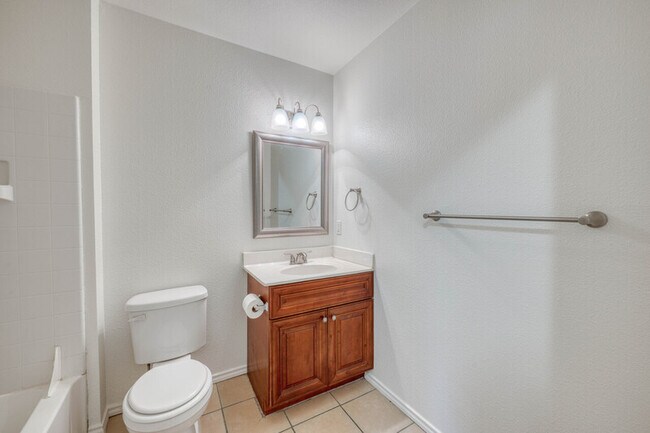 Building Photo - 1511 N Claremont Cir
