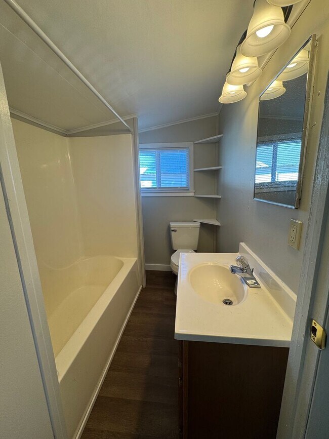 Building Photo - Newly Renovated 2 Bedroom 1-Bath in Grand ...