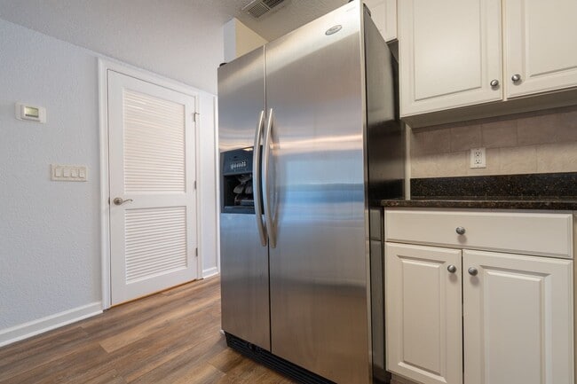 Building Photo - MOVE IN READY 2-bedroom in Virginia Beach!