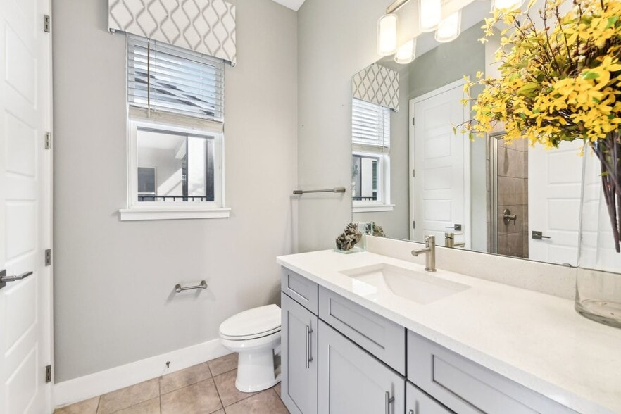 Building Photo - 6054 Bimini Twist Loop