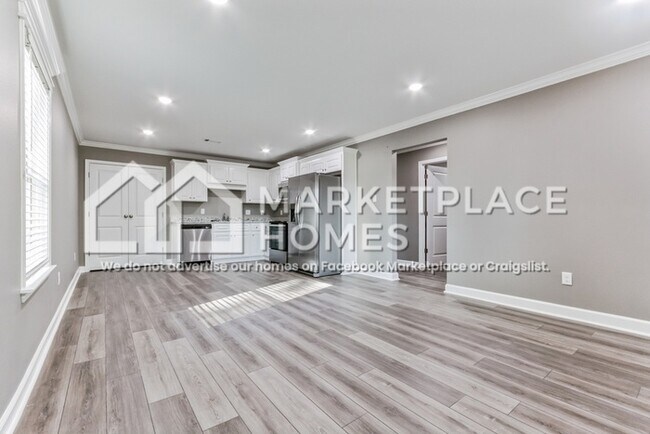 Building Photo - 1519 W 15th St