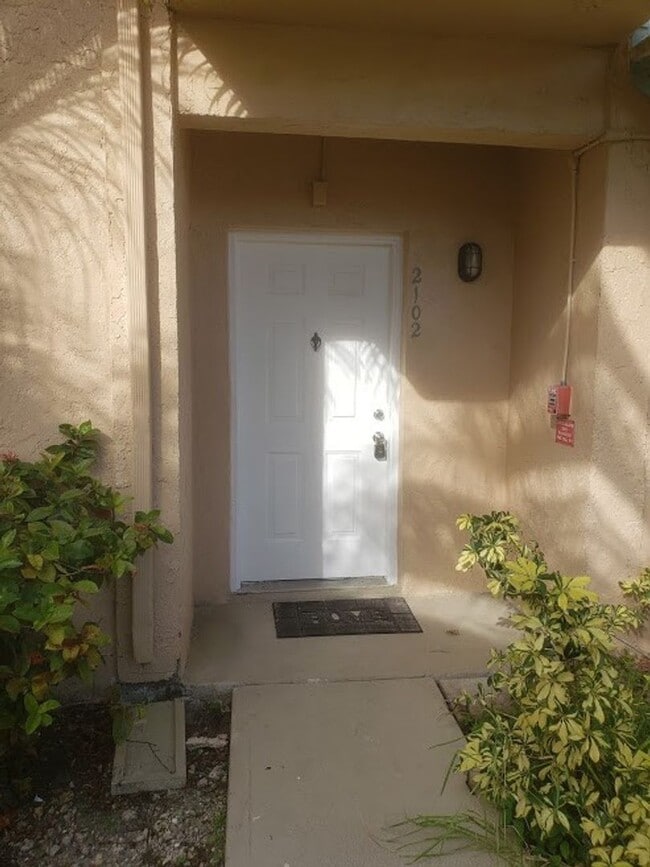 Building Photo - COMING SOON! 1 BED 1 BATH IN THE HEART OF SUNRISE