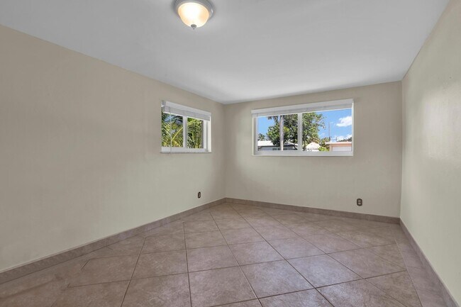 Building Photo - 350 NE 29th St