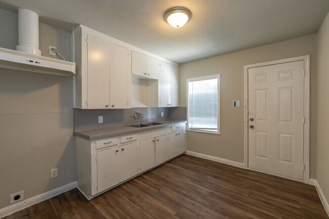 Building Photo - 2 bed, 1 bath in great location - move in ...