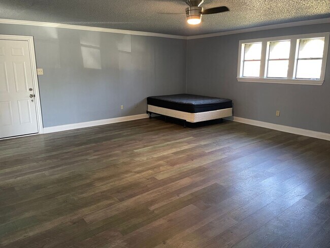 Building Photo - 229 Travis Ln