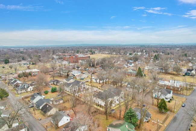 Building Photo - Lee Street B3