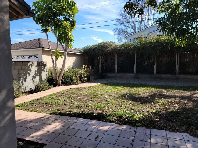 Building Photo - Charming Single Family Home with Spacious ...