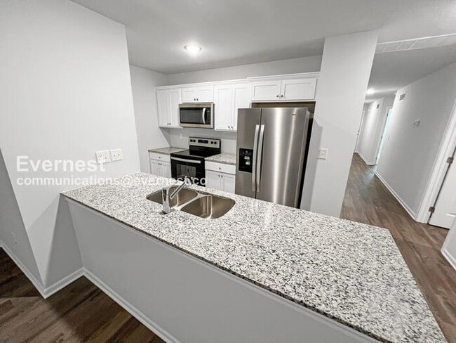 Building Photo - 4 Bed, 2 Bath Home with Garage / Pet-Friendly / Coming Soon!