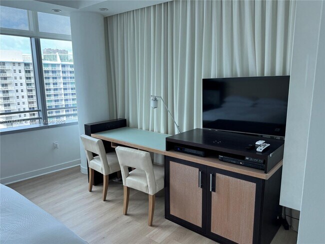 Building Photo - 1395 Brickell Ave