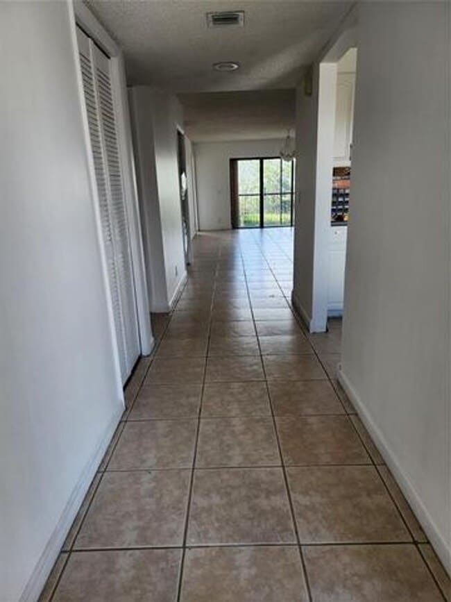 Building Photo - 390 Racquet Club Rd
