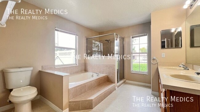 Building Photo - 1553 Ross Dr
