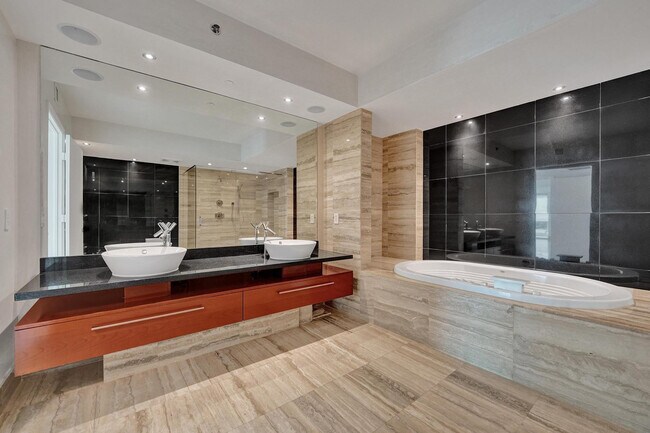 Building Photo - 101 S Fort Lauderdale Beach Blvd