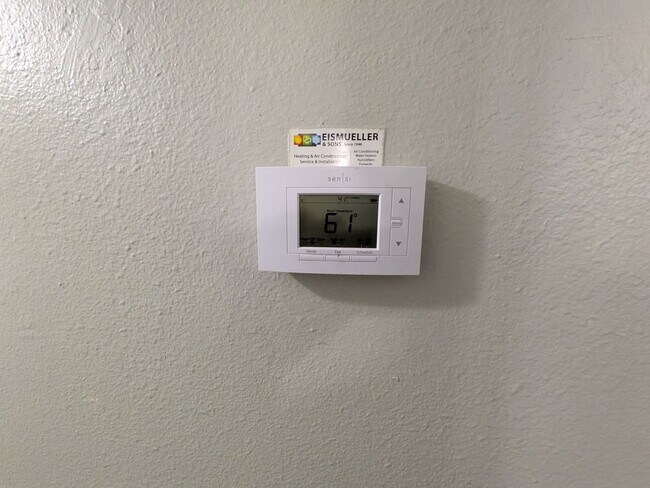 Building Photo - Updated Cute studio living