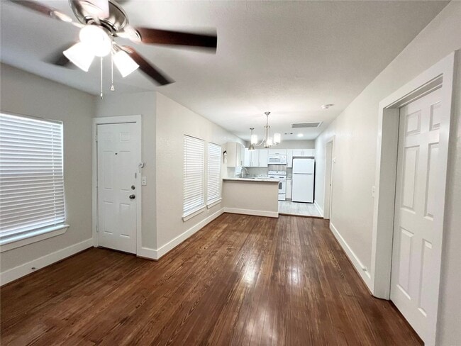 Building Photo - Adorable 2/1/1 Craftsman Bungalow in Angle...