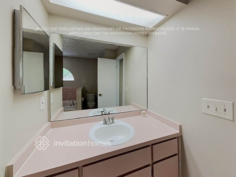 Building Photo - 943 Hemingway Dr