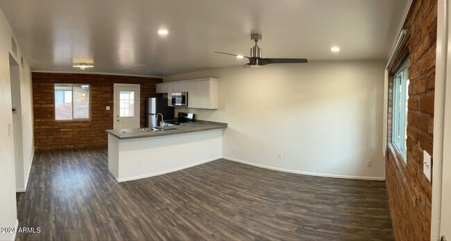 Building Photo - 1006 S Dorsey Ln