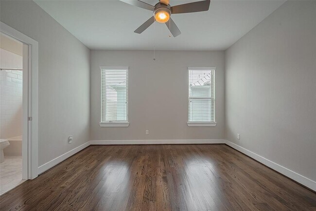 Building Photo - 5837 E Post Oak Ln