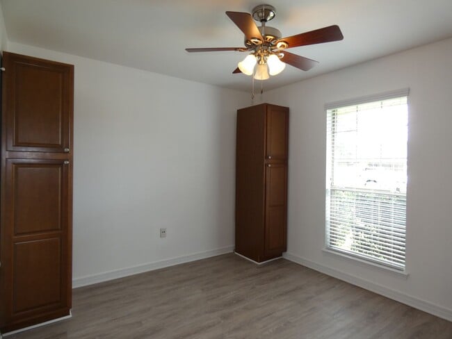 Building Photo - 4-Bedroom All Brick Home - Gulf Breeze