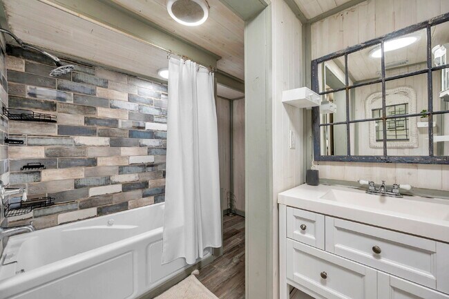 Building Photo - Fully Furnished Pool Home | Flexible Lease...